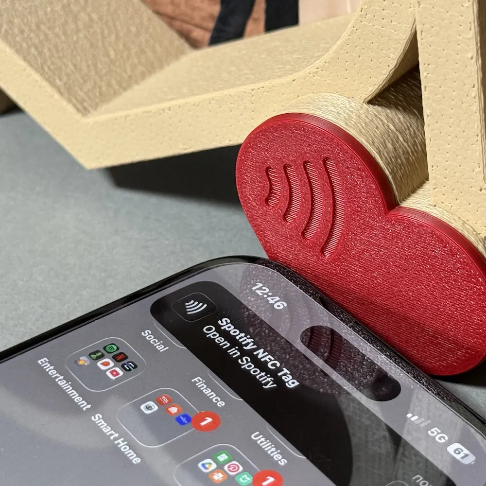 LOVE photo frame with NFC tag